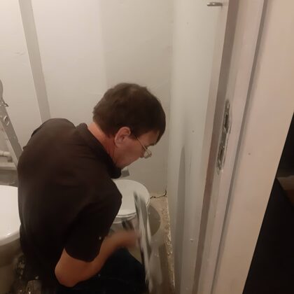 Tualete nošpaktelēta un sagatavota tapešu līmēšanai