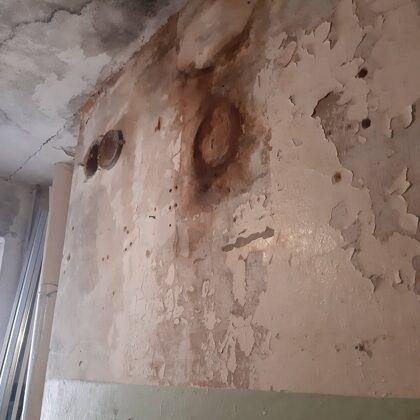 Vanasistabas siena pirms špaktelēšanas un krāsošanas