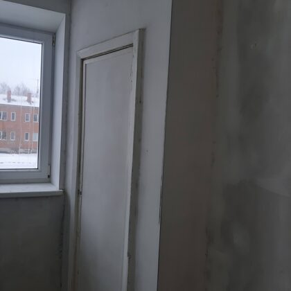 Pieliekamās telpas durvis nošpaktelētas un gatavas krāsošanai