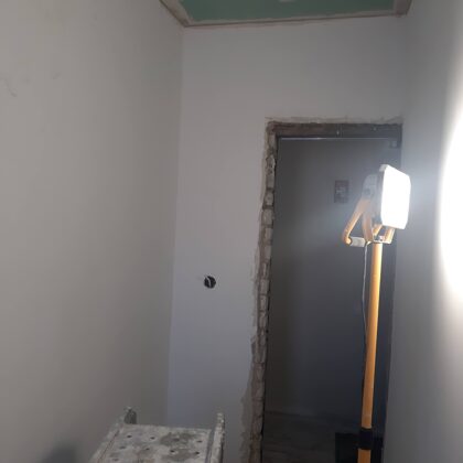 Vanasistabas siena nošpaktelēta un gatava krsošanai