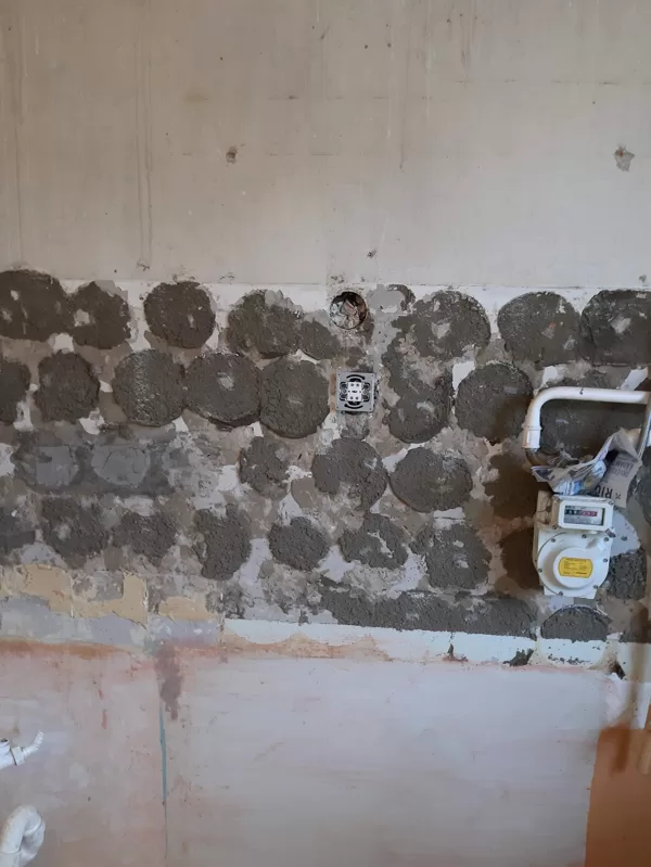 Veco flīžu demontāža, sienas izlīdzināšana un špaktelēšana