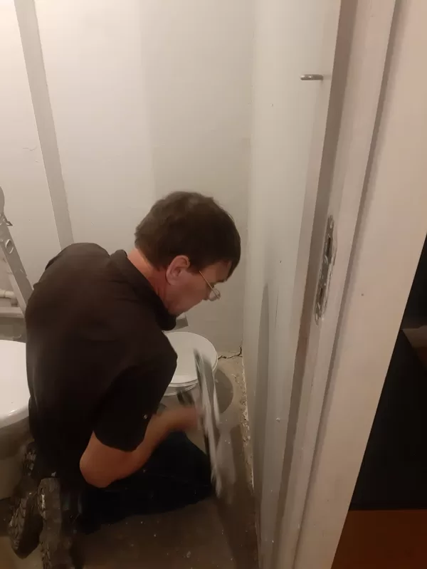 Tualete nošpaktelēta un sagatavota tapešu līmēšanai