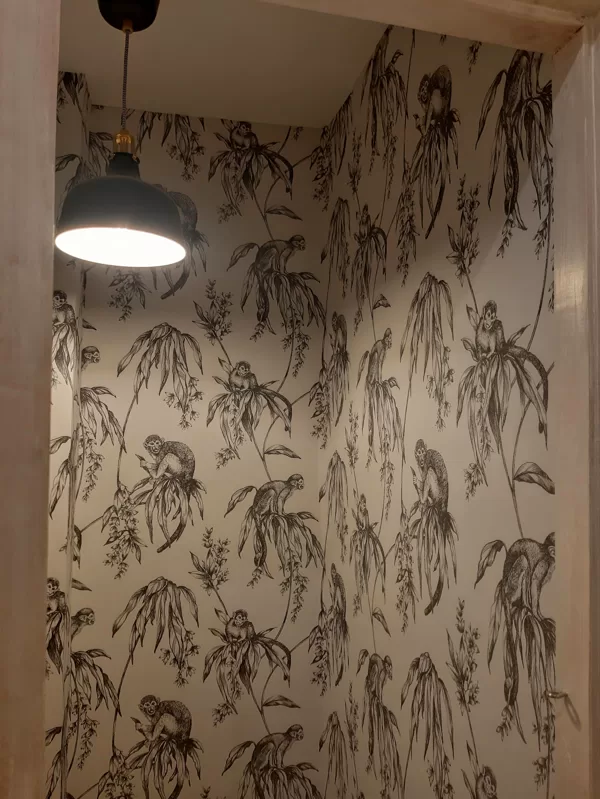 Tualete ar tapeti