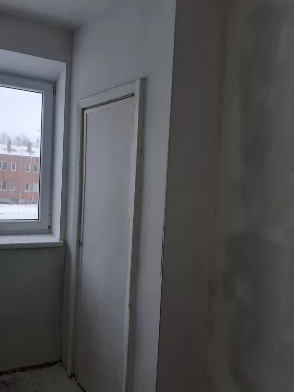 Pieliekamās telpas durvis nošpaktelētas un gatavas krāsošanai