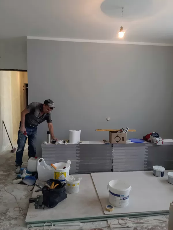 Iepriekšējā bildē redzamā siena nošpaktelēta un nokrāsota