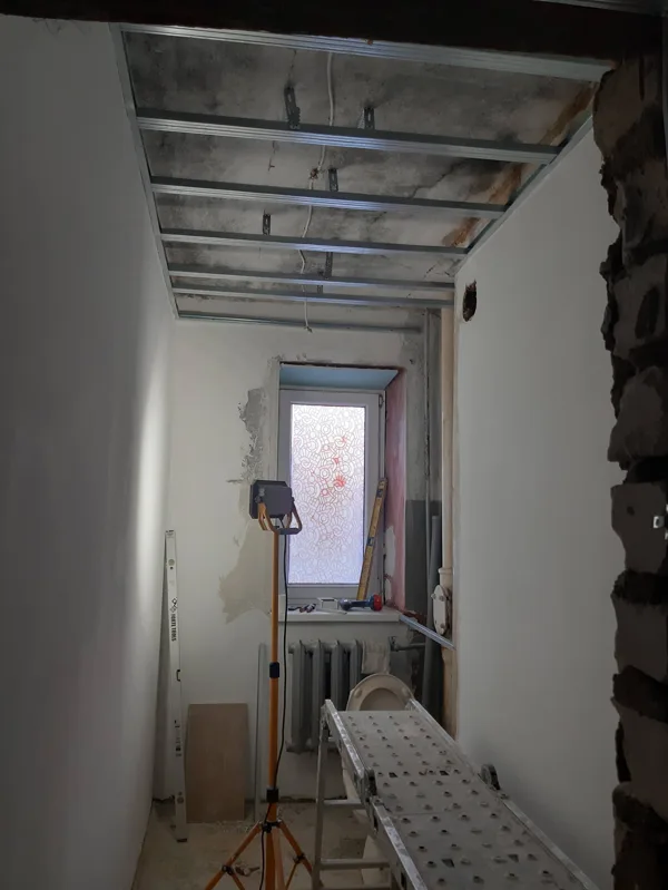 Vanasistabas griesti metāla karkass un siena nošpaktelēta