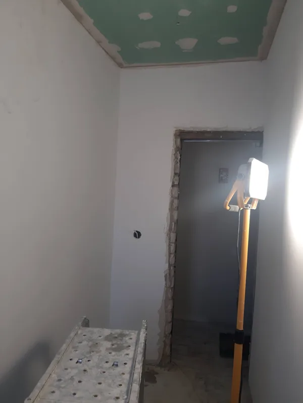 Vanasistabas siena nošpaktelēta un gatava krsošanai